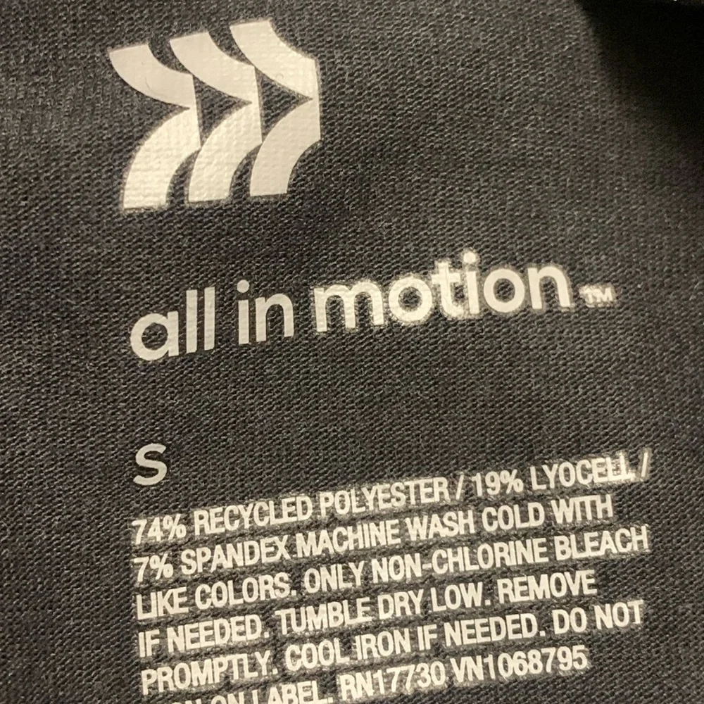 NWT All In Motion Relaxed Fit Athletic Black Performance Long Sleeve Top Shirt‎